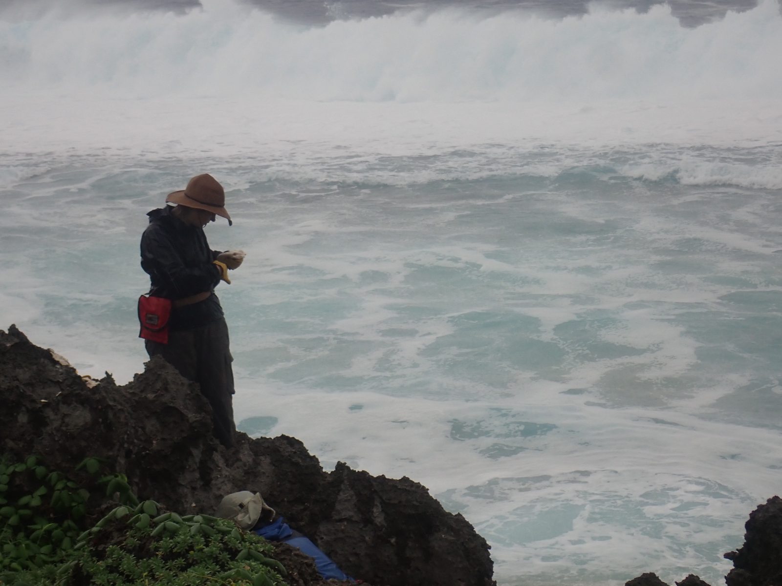 Weather and wave exposure prevented drone and Nikon work at HS102, so the team prioritized GPS on coral samples and measurements near the top of the makatea at Tuaroa Beach.