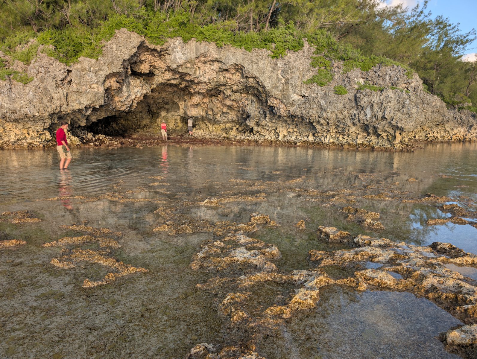 Mauke sea-cave photos: A sea cave near town, not far from the harbor, was photographed.