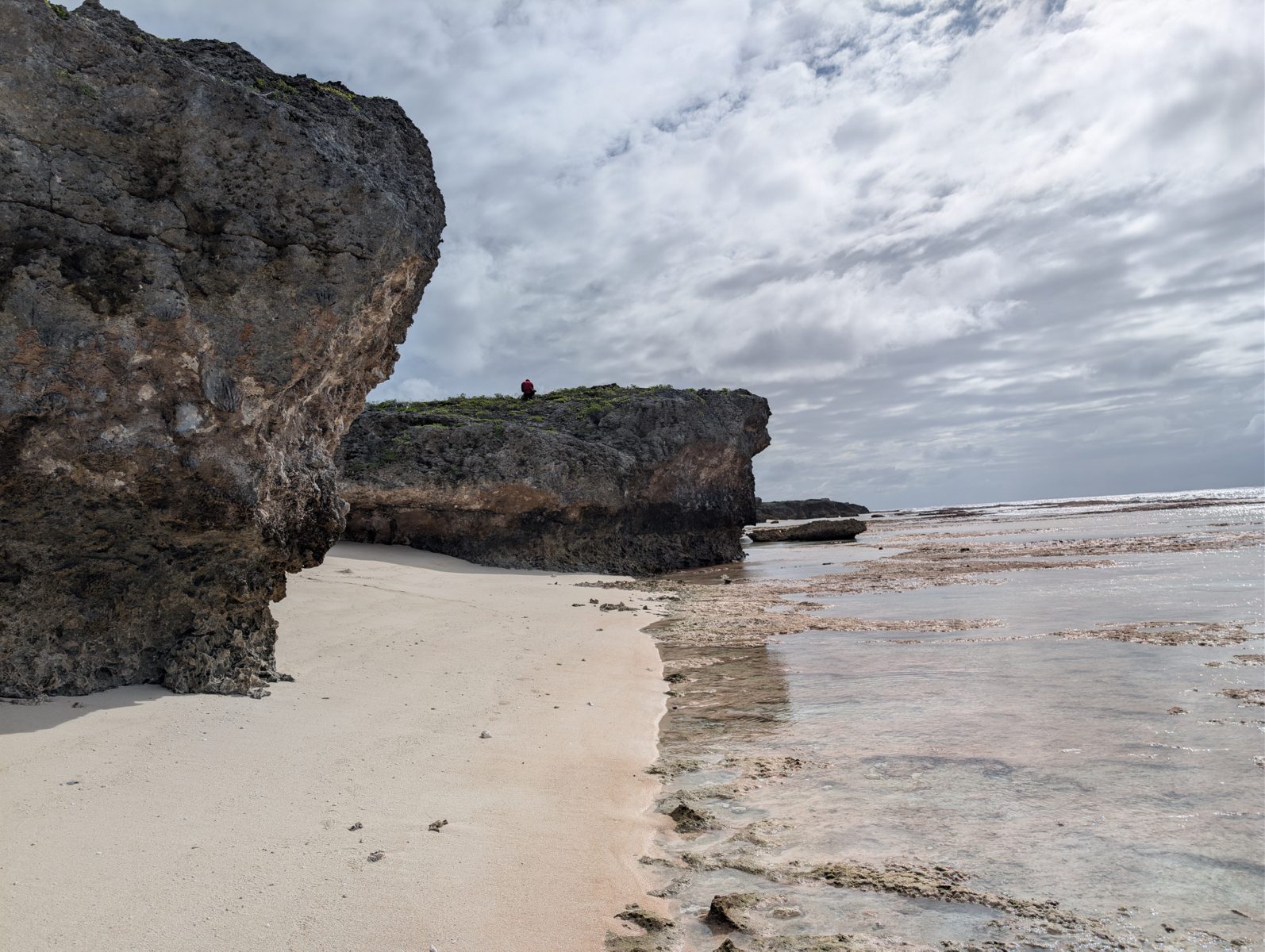 HS123 reef-path notches: The team walked the reef path while noting high notches or relief along the route.